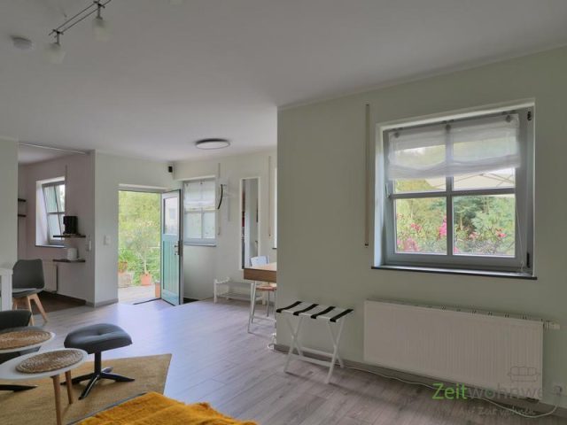 Blick zum Eingang mit Terrasse