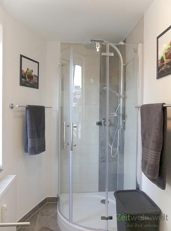Bad mit Blick zur Dusche