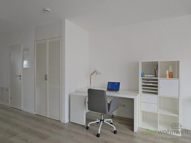 Schreibtisch und Wandschrank