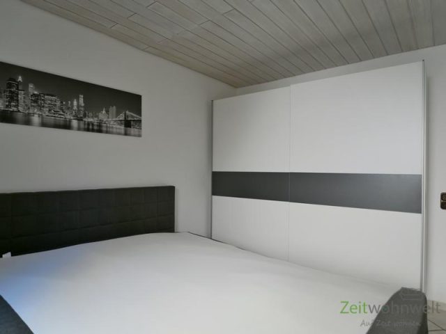 breites Bett und Kleiderschrank