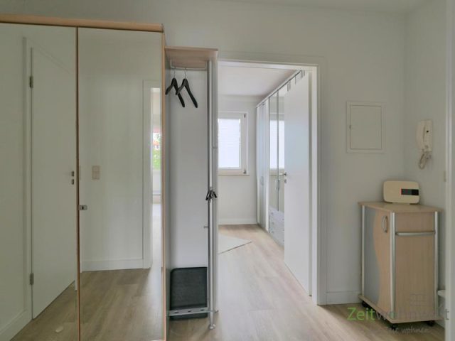 Wohnungsflur mit verspiegelter Garderobe