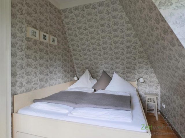 hohes Bett