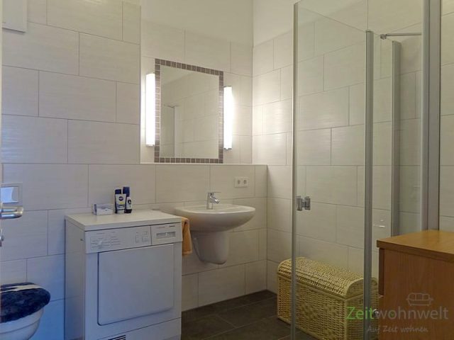 modernes Bad mit Glasdusche