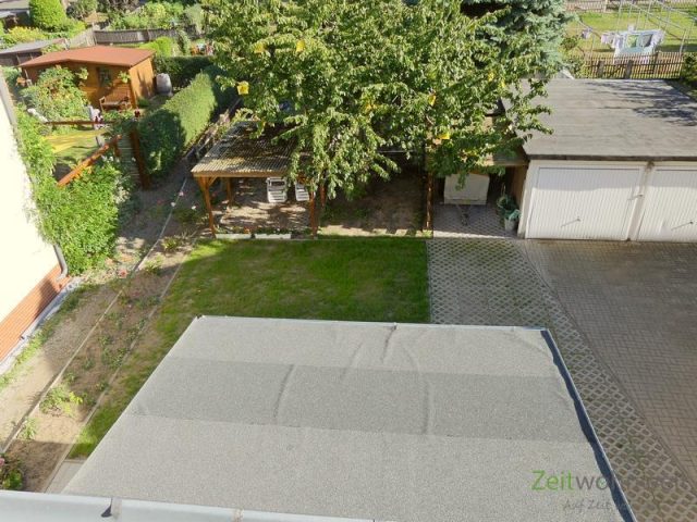 Blick auf den Garten mit Garage