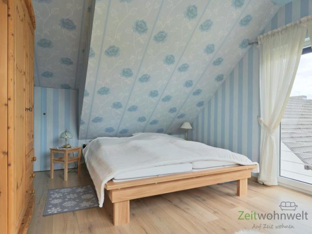 breites Bett und Kleiderschrank