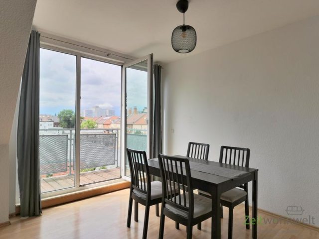 Esstisch vor dem Balkon