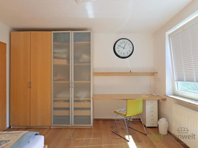 Kleiderschrank und Schreibtisch