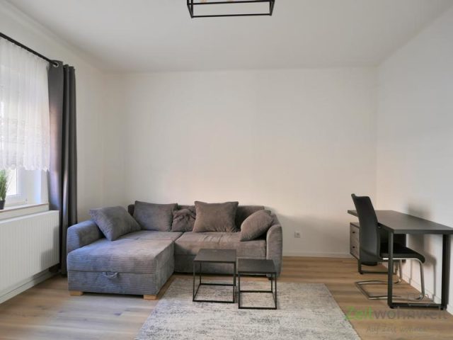 Sofa-Sitzecke und Schreibtisch