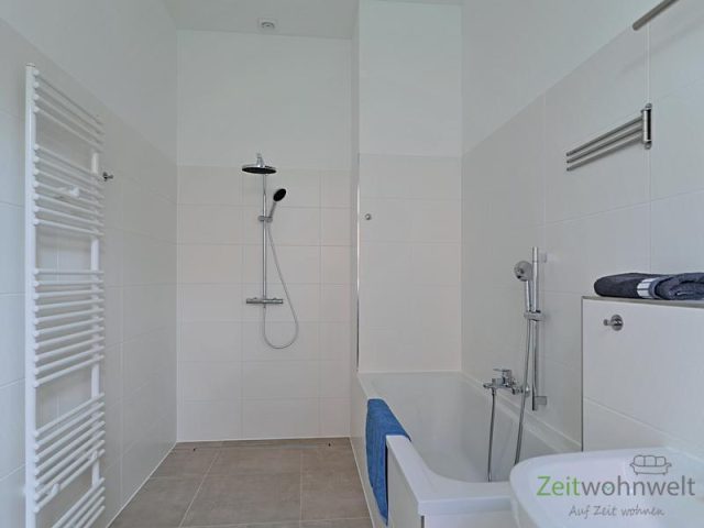 Wanne und bodentiefe Dusche
