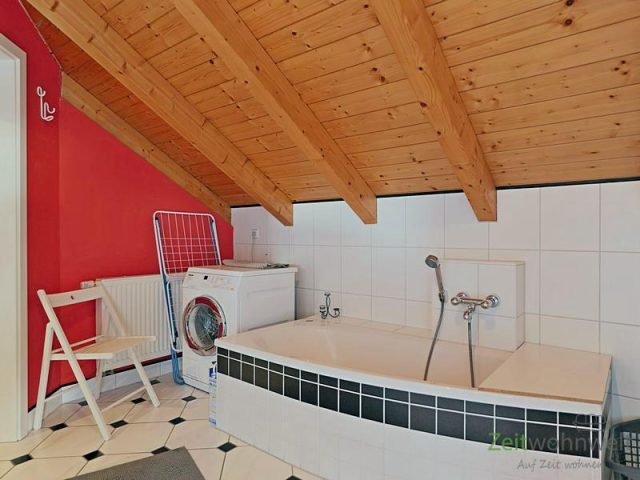 Badewanne und Waschmaschine
