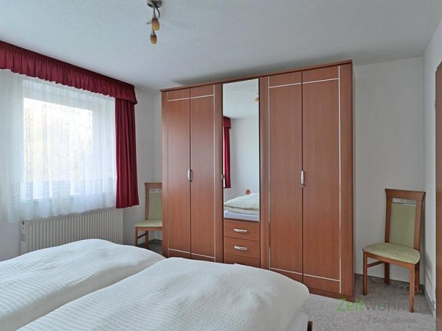 großer Kleiderschrank