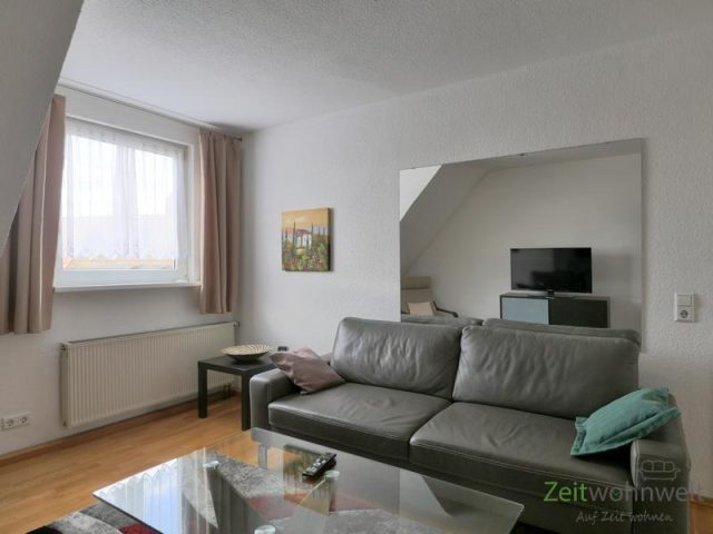 Sofa und Wandspiegel im Wohnzimmer