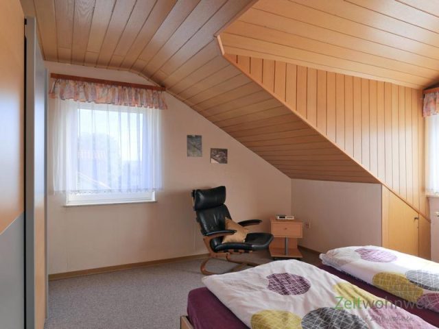 Kleiserschrank und Sessel