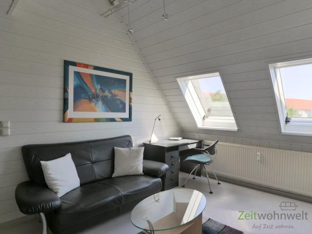 Sofa und Schreibtisch