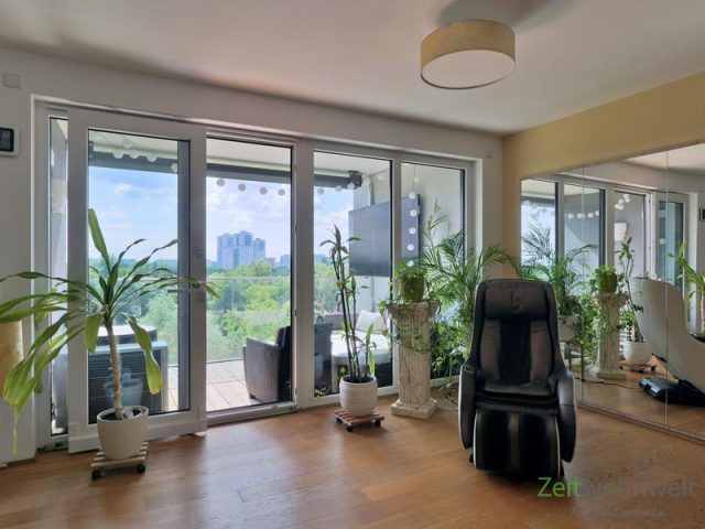 Sessel und Spiegelfront vor dem Balkon