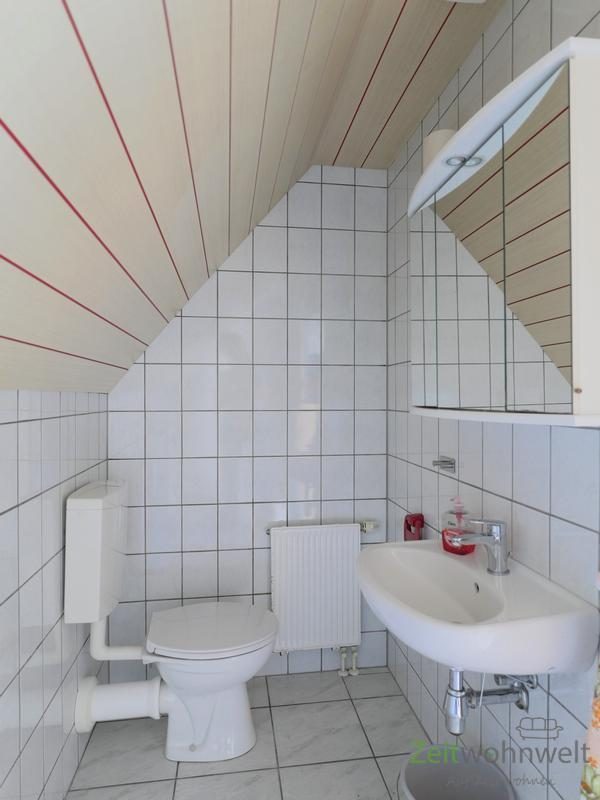 Waschbecken und WC