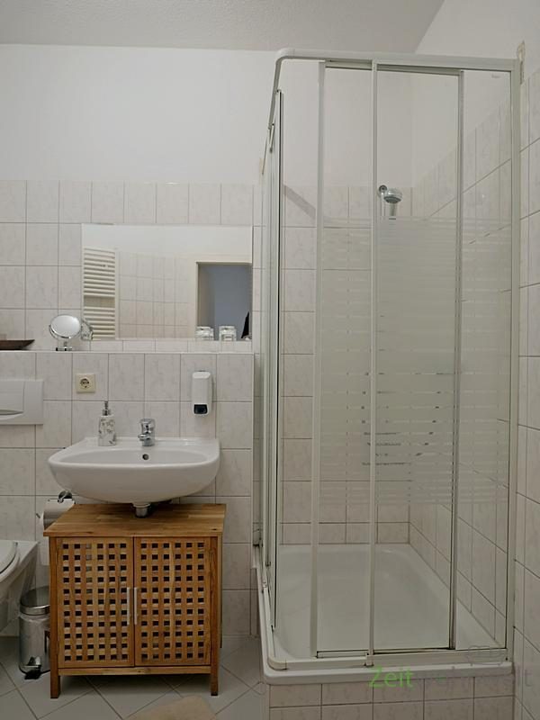 Dusche und Waschbacken