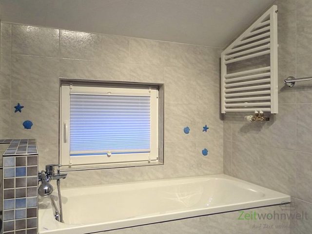Badewanne mit Handtuchheizkörper
