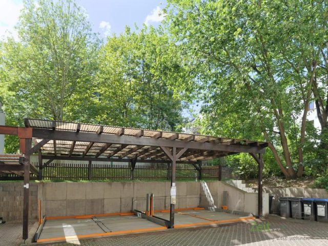 Carport im Innenhof