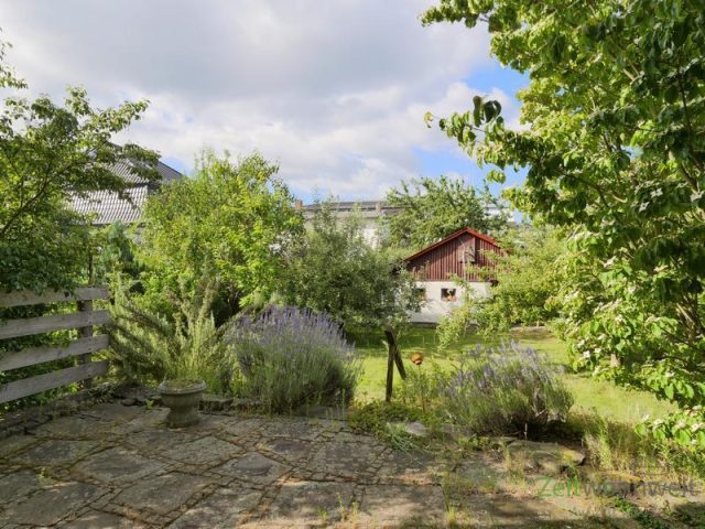 Blick von der Terrasse in den Garten