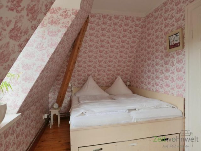 hohes Bett