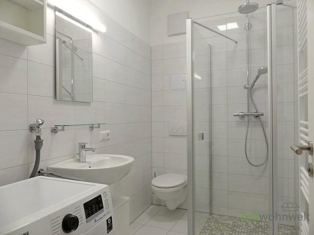 unteres Bad mit Dusche und Waschmaschine