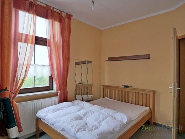 breites Bett im Schlafzimmer