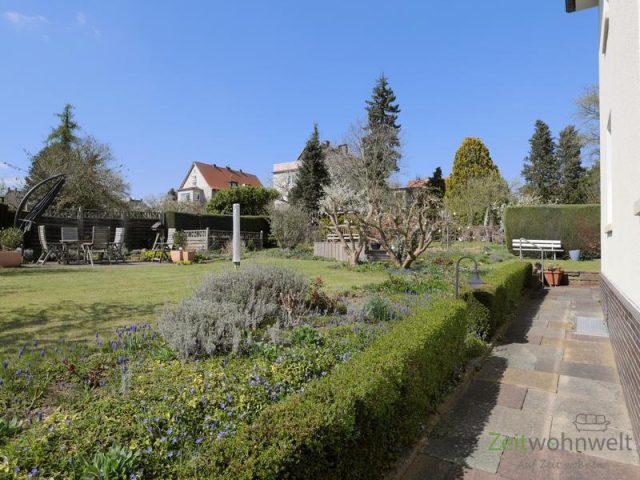 Garten mit Sitzecken am Haus