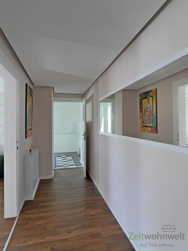 Wohnungsflur mit Spiegel