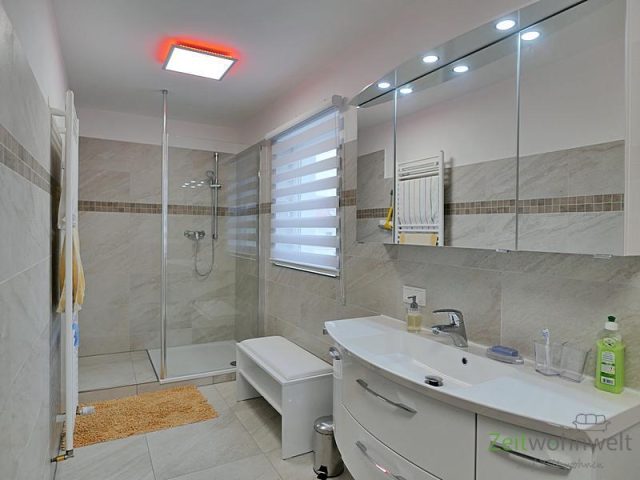 bodentiefe Dusche im oberen Bad