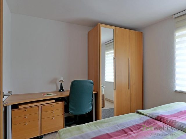 Schreibtisch und Kleiderschrank
