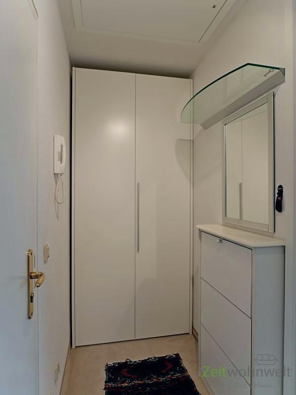 separater Flur mit Kleiderschrank