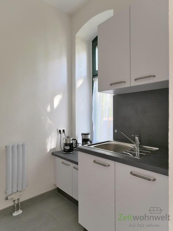 Blick zu Spüle und Kaffeemaschine