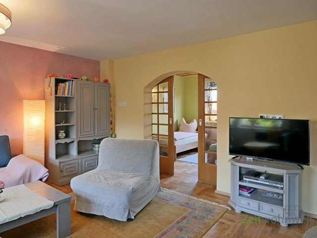 Blick zu TV und Schlafzimmer