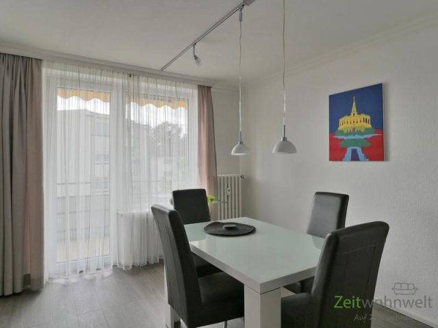 Esstisch vor dem Balkon