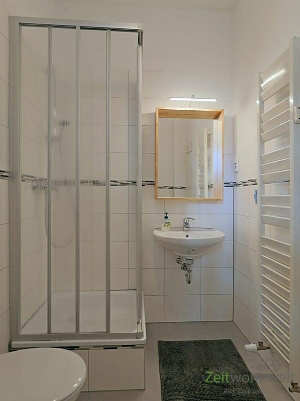 Dusche und Waschbecken