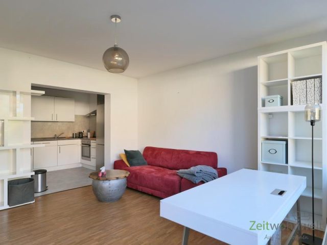Schreibtisch und Sofa