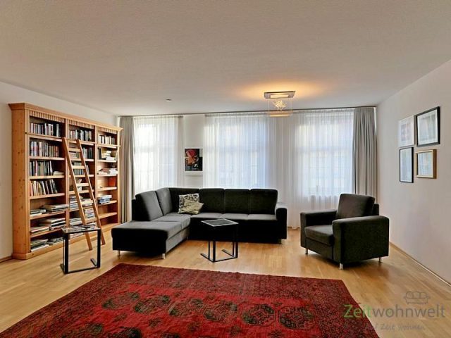 Wohnzimmercouch und Bücherwand