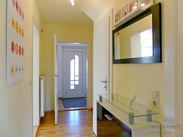 Wohnungsflur mit Garderobe