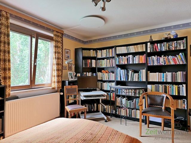Bücherwand und TV