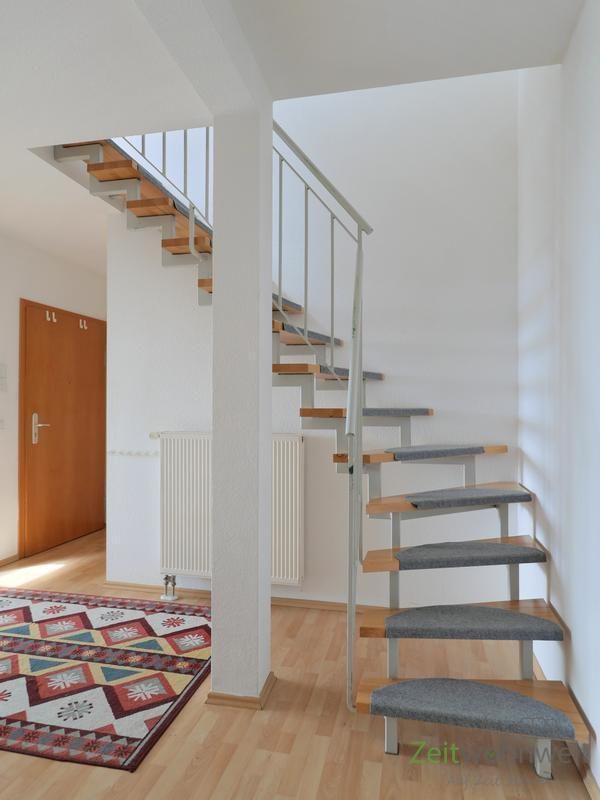 Wohnungseingang links und Innentreppe
