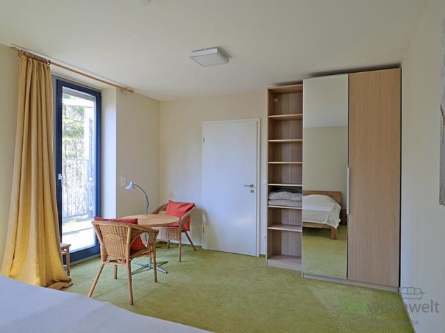 Kleiderschrank und Terrassenmöbel