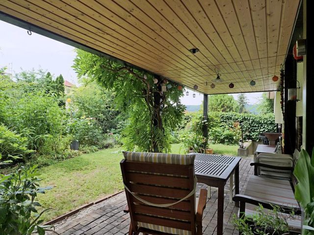 kleiner Garten und überdachter Freisitz