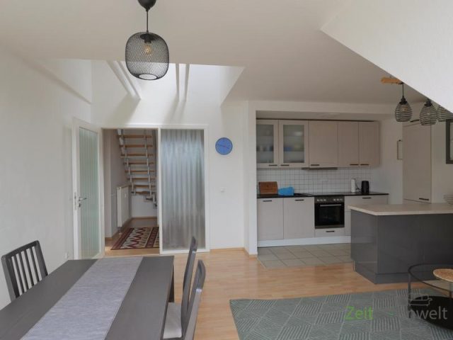Blick vom Balkon ins Wohnzimmer