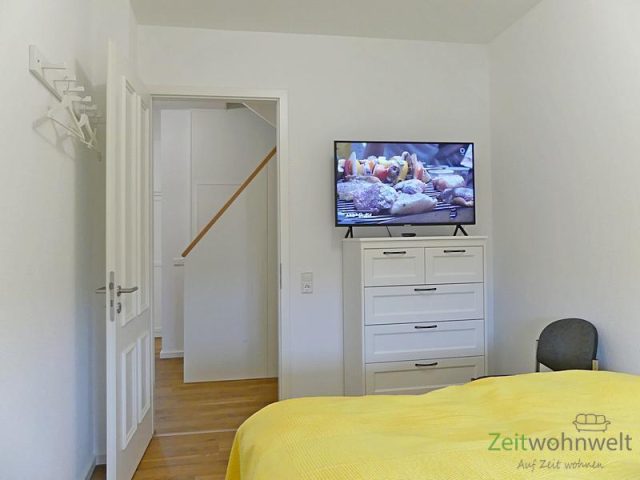 linkes Schlafzimmer, Kommode und TV