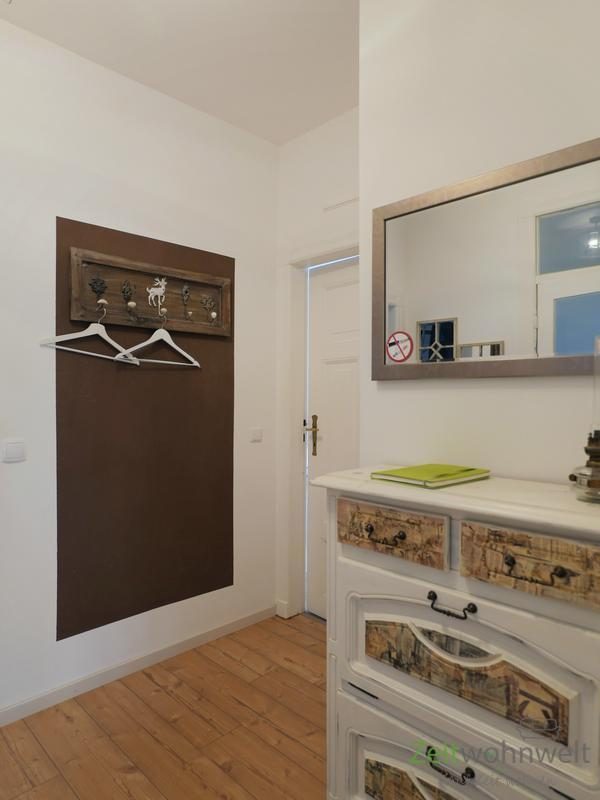 Wohnungsflur mit Garderobe