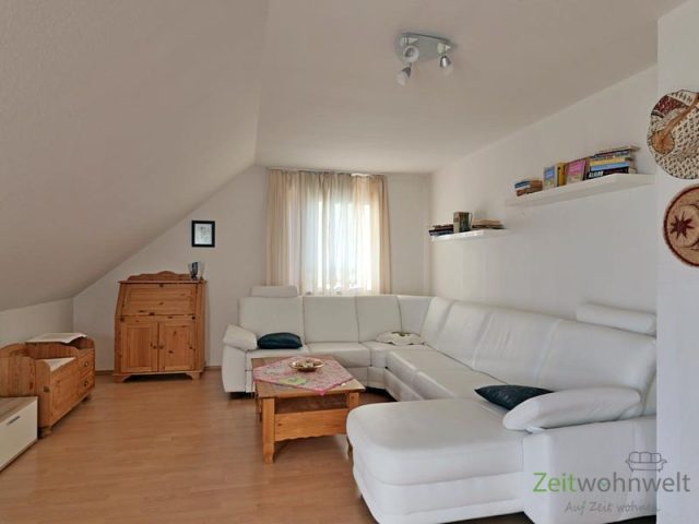 weißes Ecksofa im Wohnzimmer