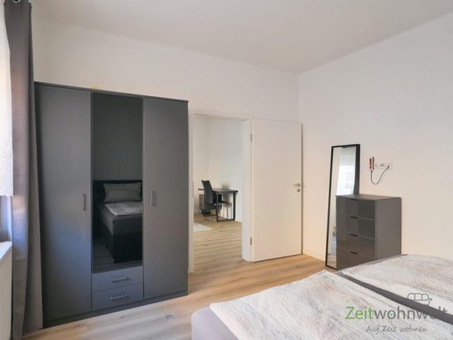 Kleiderschrank und Kommode