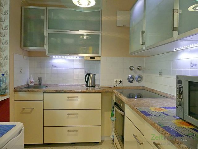 moderne Küche mit LED-Beleuchtung