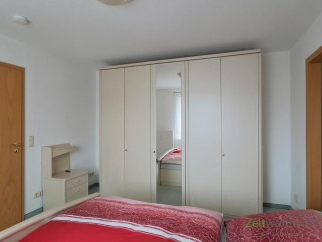 großer Kleiderschrank